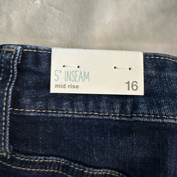 NWT Maurices 5” Inseam mid rise shorts size 16 - Picture 4 of 4